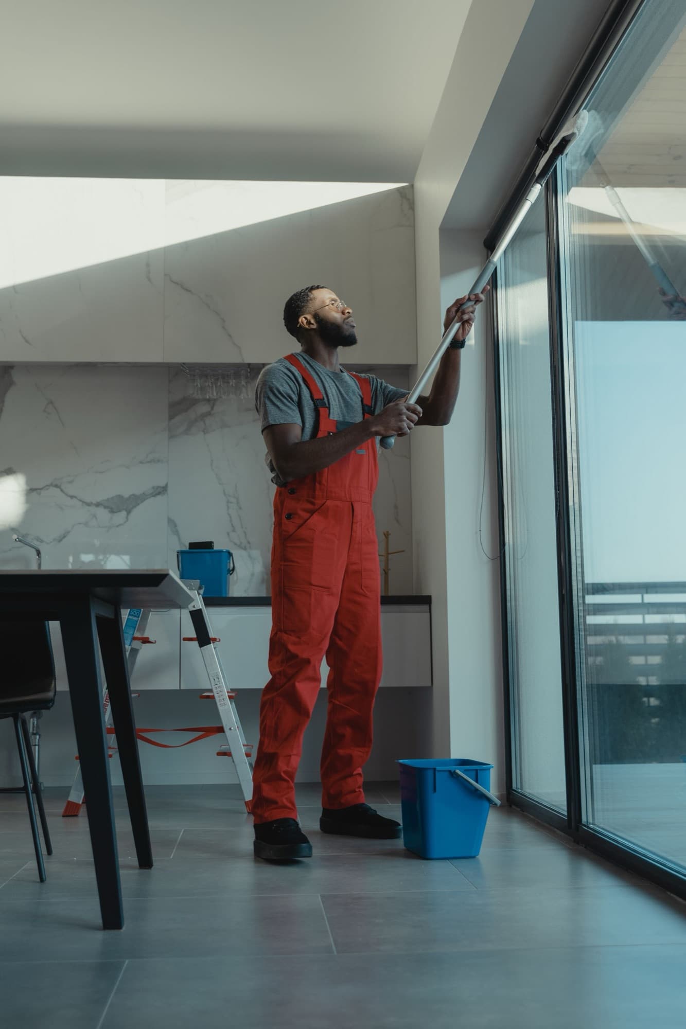 Fensterreinigung in einer modernen Wohnung
